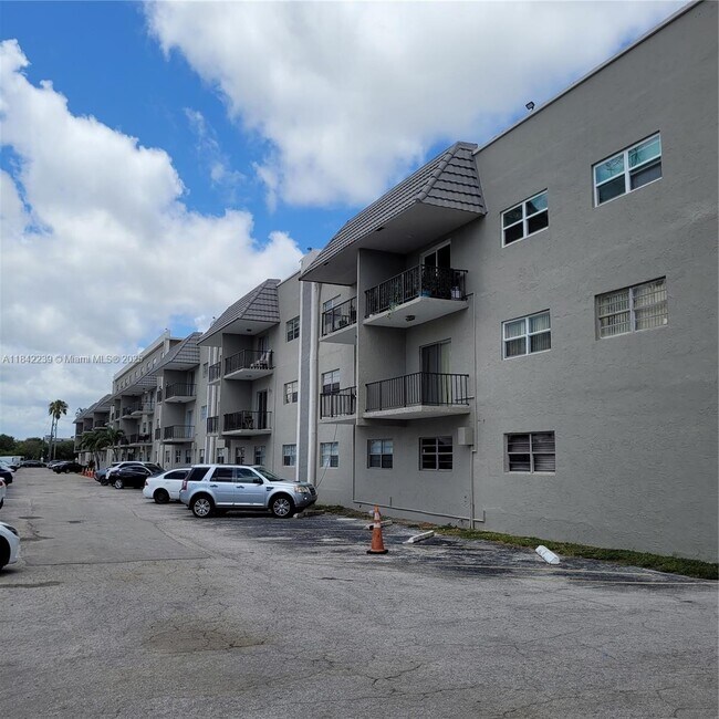 Building Photo - 5100 SW 41st St