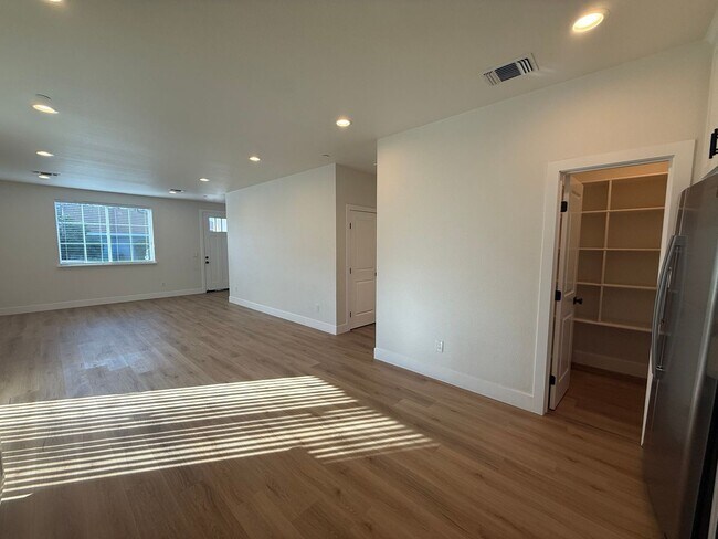 Building Photo - 8461001/85