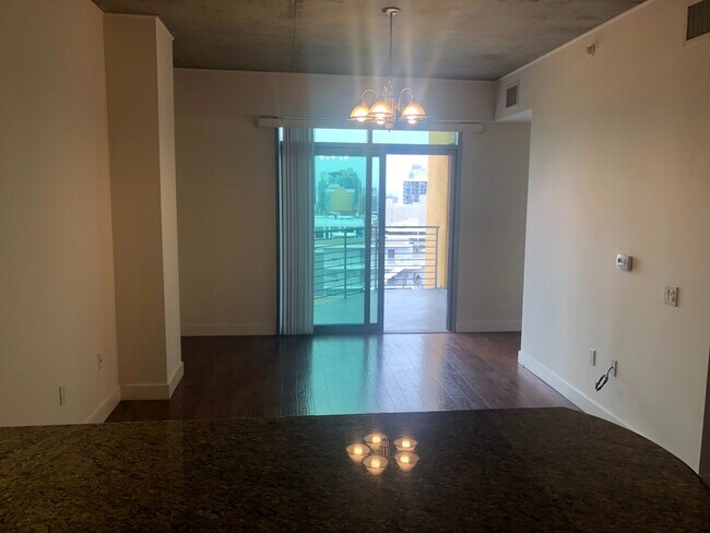 Building Photo - Beautiful 2 bedroom 2 bath in The Cortez B...