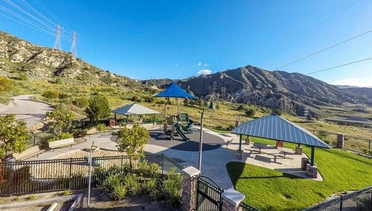 Building Photo - 16707 Nicklaus Dr
