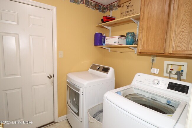 Building Photo - 9509 Hunters Trail Ct