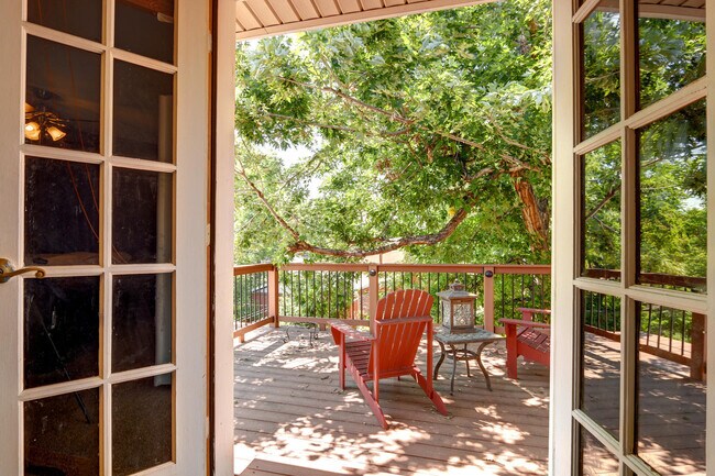 Building Photo - Bungalow in Desirable Highlands! Location Matters!