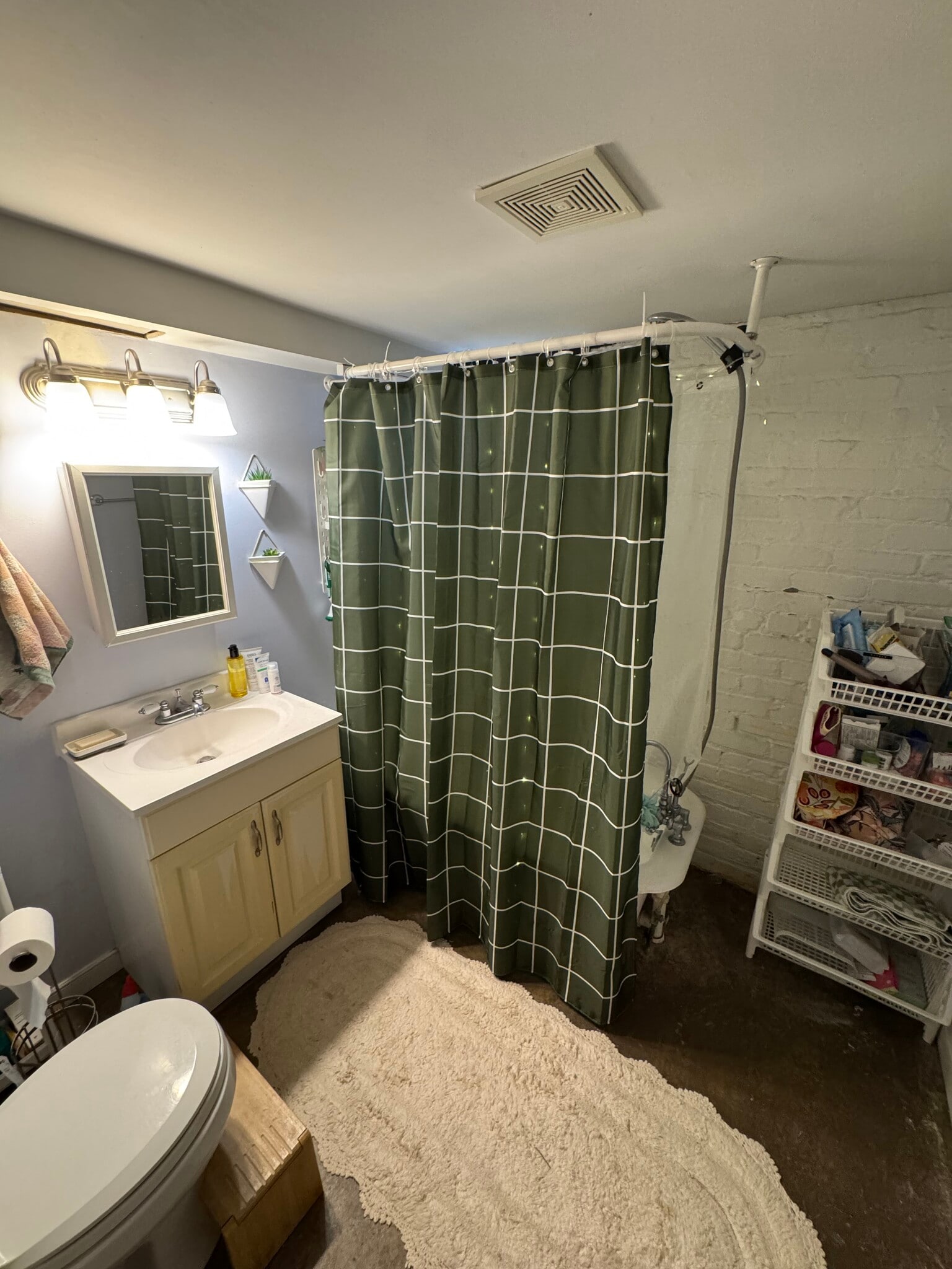 full bathroom in basement - 2904 Parkwood Ave