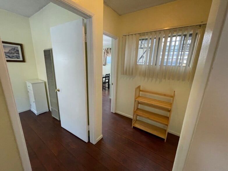 Building Photo - 840 Centinela Ave