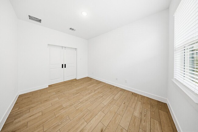 Building Photo - 7930 Palm Glade Dr