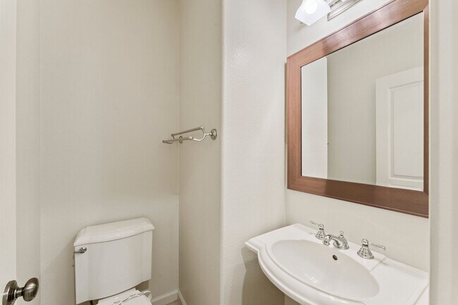 Building Photo - SUNNY TOWNHOME NEAR TRAILS STYLISH, FUNCTIONAL, & VERY ACCESSIBLE