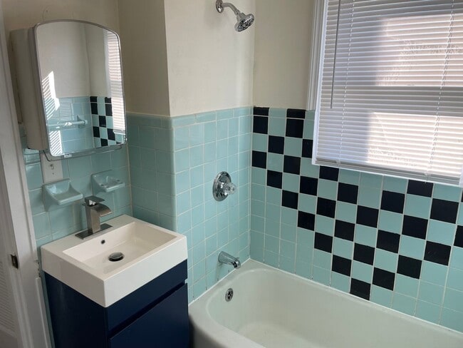 Building Photo - 435 Roan St