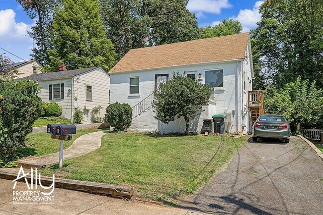 Building Photo - 2550 Woodland Dr