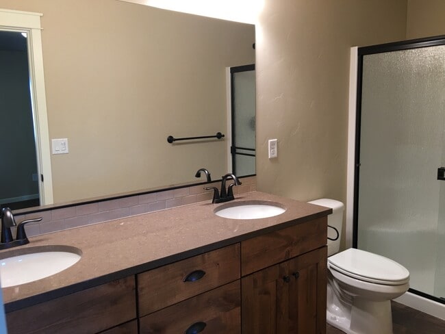 Building Photo - Gorgeous Newer Townhouse in NE Bend