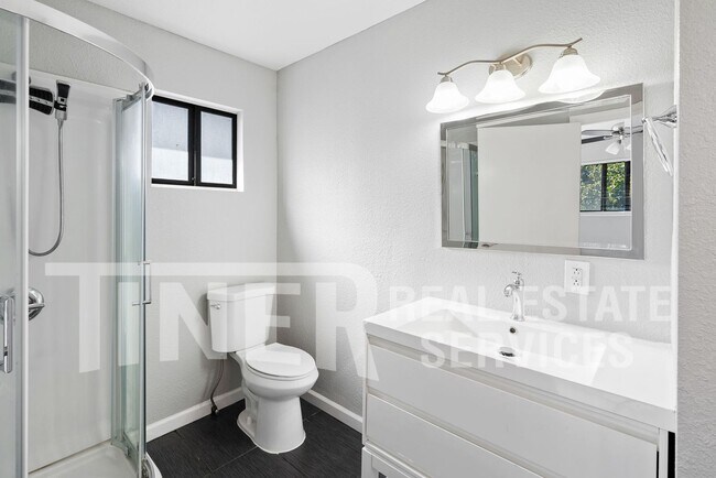 Building Photo - STUNNING UPDATED HOME 5 BEDROOM HOME ON CO...