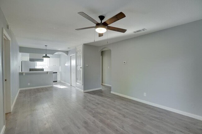 Building Photo - 304 John N Garner Cir