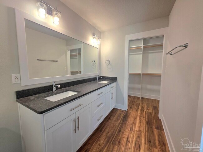 Building Photo - 248 N De Villiers St