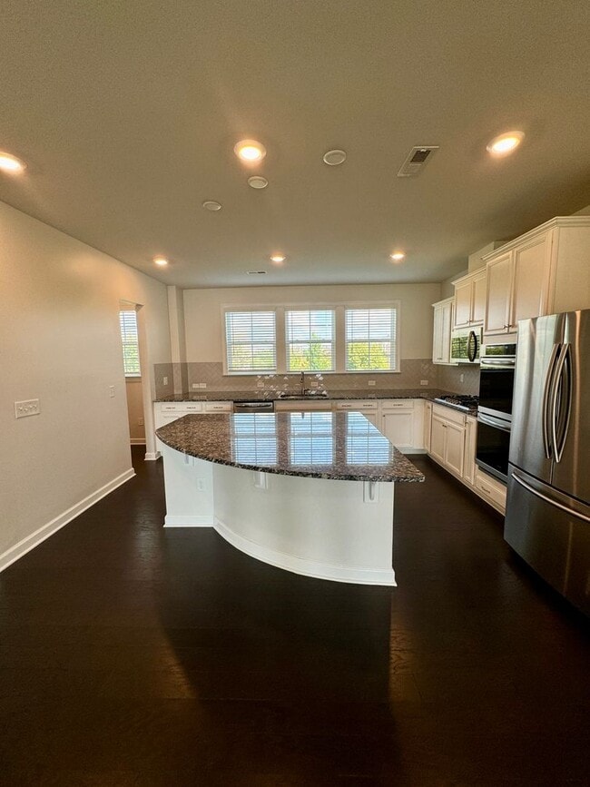 Building Photo - Beautiful 3BR/3.5BA Townhome in Rea Farms