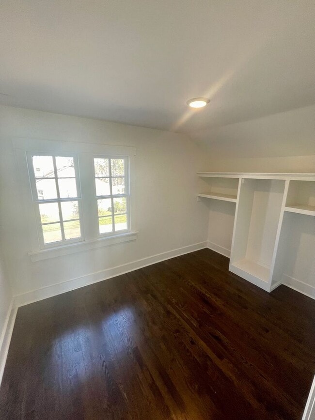 Building Photo - Charming 5 Bed, 3 Bath Home in the Heart o...
