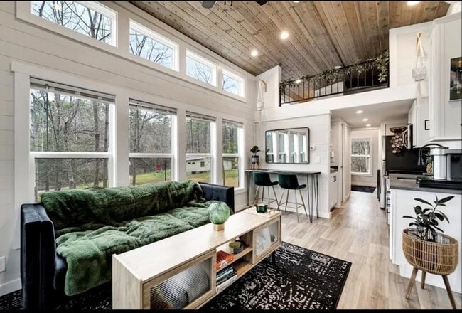 Building Photo - 30 Little Vlg Wy