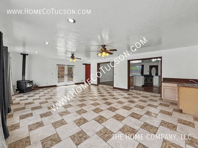 Building Photo - 2320 W Calle Grato