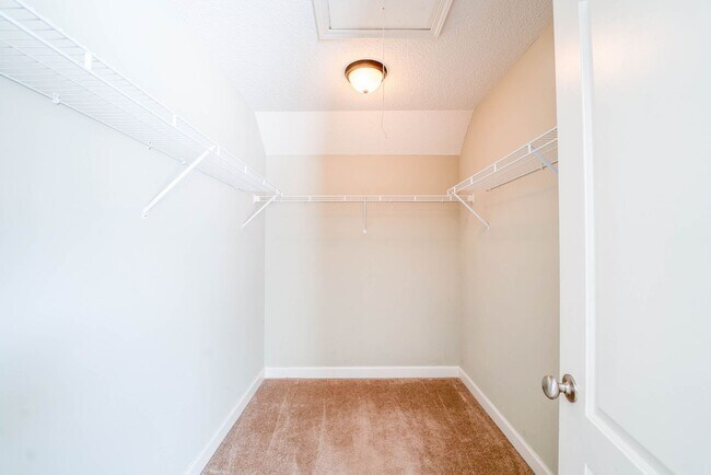 Building Photo - West Hills House 3BR/ 2.5BA, 2 Car garage, primary bedroom on main level