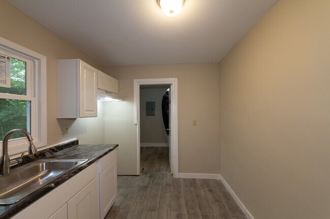 Building Photo - Completely remodeled 3 bed 1 bath home ready for a new tenant. Apply today and get approved for a...