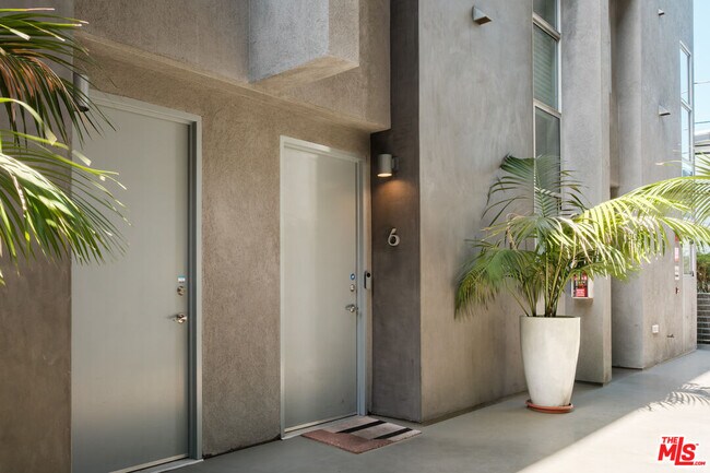Building Photo - 1220 N Orange Grove Ave