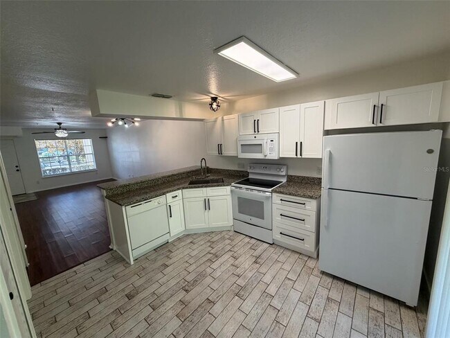 Building Photo - 121 Reserve Cir