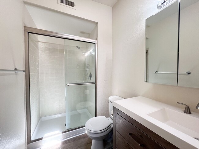 Building Photo - Spacious 3 Bed 2 Bath Home