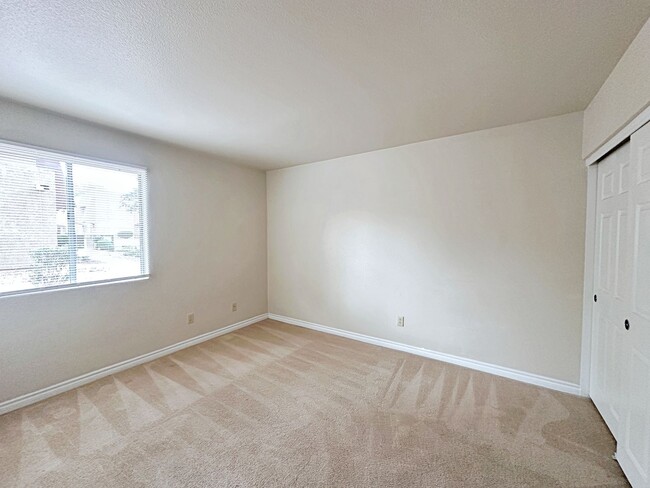 Building Photo - 3 BEDROOM, 2 BATH DOWNSTAIRS CONDO IN GUARD GATED COMMUNITY