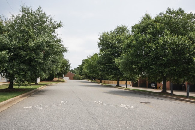 Building Photo - Royal Oaks Townhomes