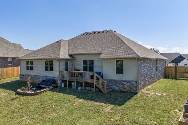 Building Photo - Modern Living: Spacious 5 Bed, 2 Bath Home...