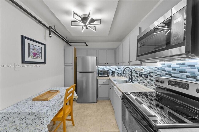 Building Photo - 20515 E Country Club Dr