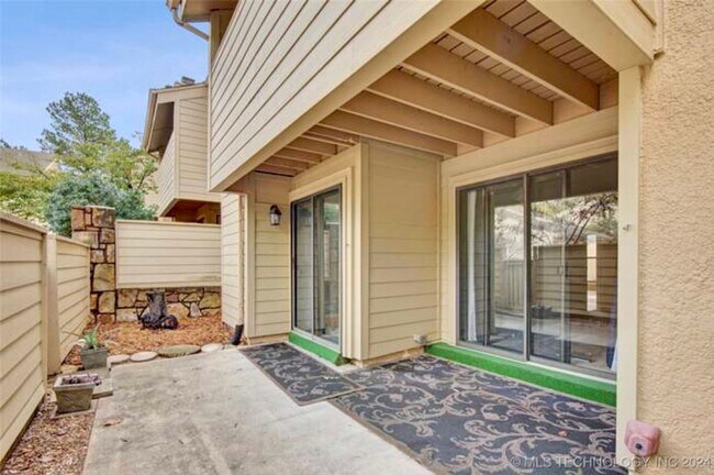 Building Photo - Gorgeous and spacious condo in a quiet and convenient location!