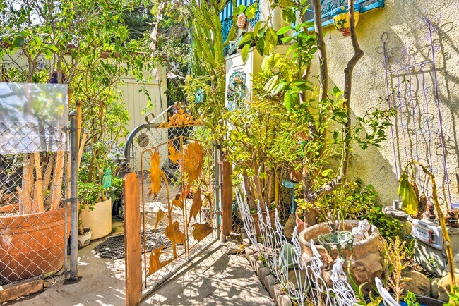 Building Photo - 2434 Cloverfield Blvd