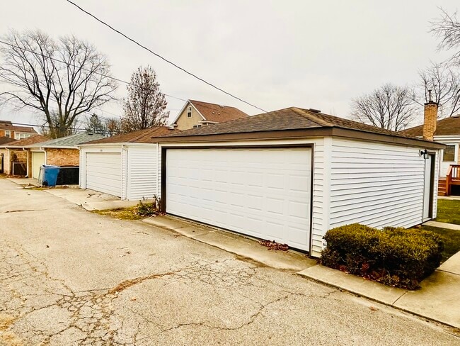 Building Photo - 7724 W Birchwood Ave