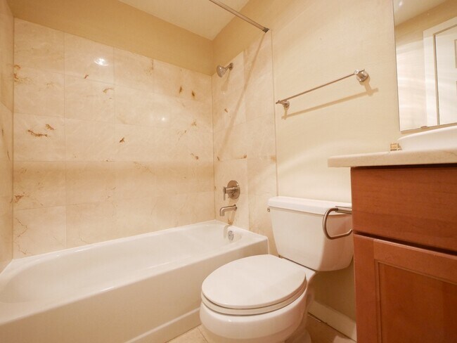 Building Photo - Exceptional Condo in Capitol Hill Available for Rent!