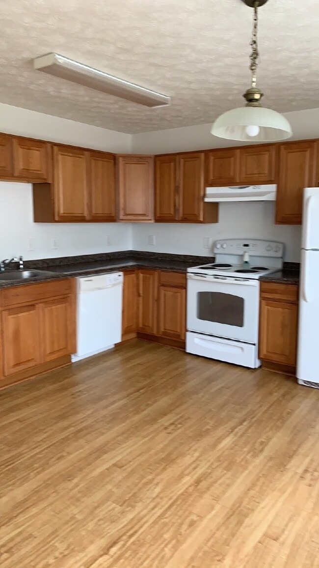 Building Photo - Spacious End Unit Townhome - 3 Bedrooms & ...