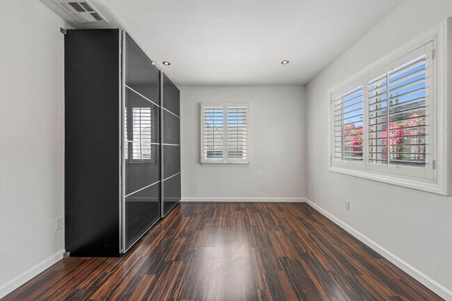 Building Photo - 10823 McVine Ave