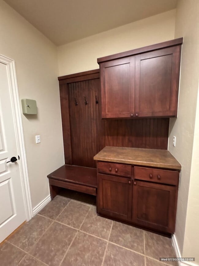 Building Photo - Stunning 3-Bedroom Home with Modern Amenities