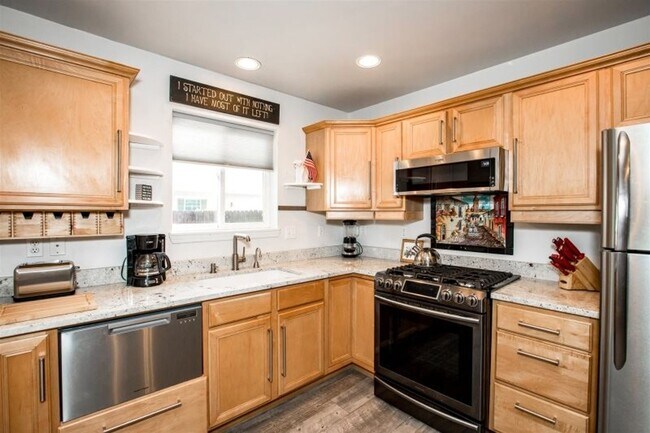 Building Photo - 2 bedroom Townhome close to Whitefish Lake Golf Course