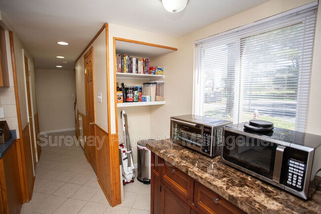 Building Photo - 207 Empress Ct