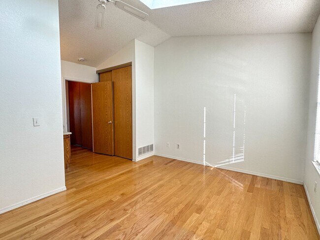 Building Photo - Beautiful TownHome Near Chatfield Reservoir