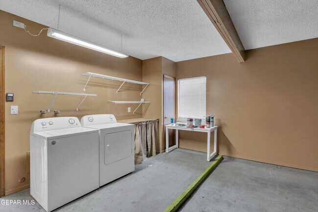 Building Photo - 620 Lakeway Dr
