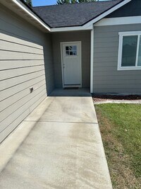 Building Photo - **Charming 3-Bedroom Home - Ready for You!**