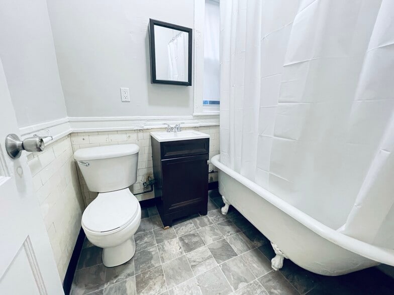 Building Photo - 75 Chester St