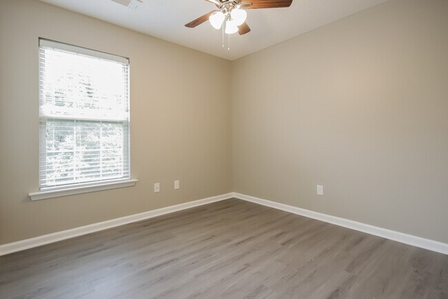 Building Photo - 910 James Madison Dr