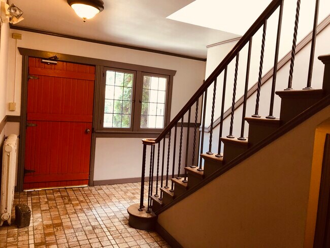 Building Photo - 633 12th Ave E