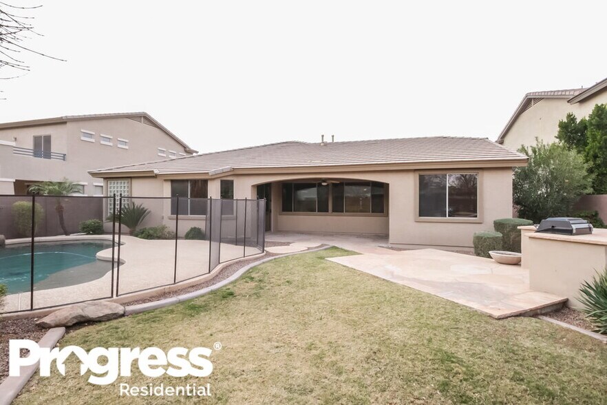 Building Photo - 2221 S Holguin Way