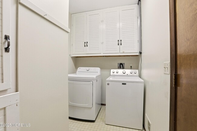 Building Photo - 1589 N Bay Ave