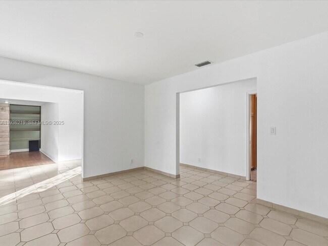 Building Photo - 21151 NE 22nd Ct