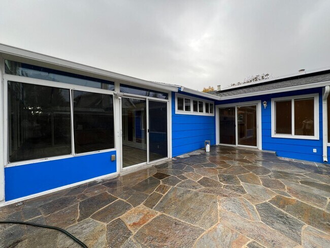 Building Photo - 3 Bedroom 2 Bath remodeled home is Capitola