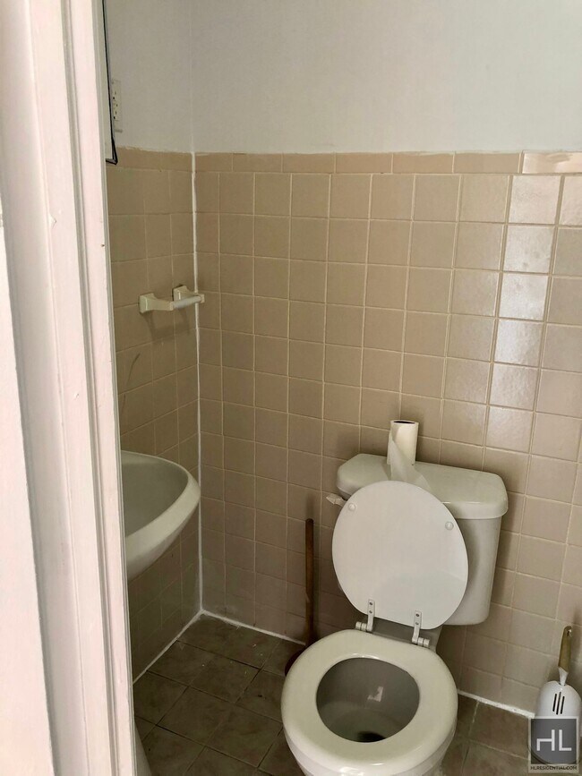 Building Photo - Top Floor Alcove Studio