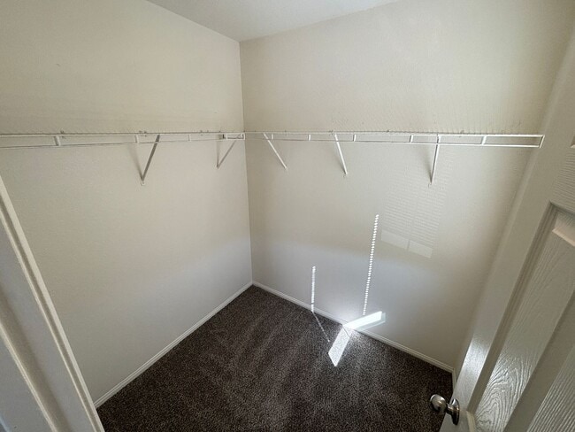 Building Photo - Beautiful 4Bed/2.5 Bath/2Car 2 Story Home nestled in this beautiful Southwest Community near Rhod...